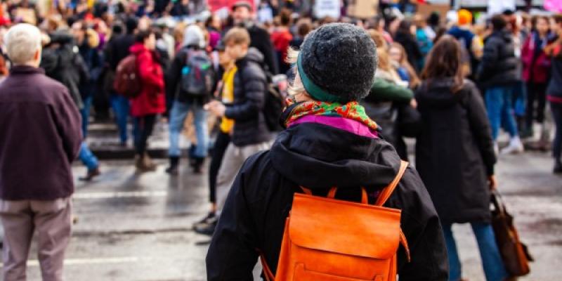 Españoles en una calle | Foto de 134RF/Valmedia1 Españoles en una calle