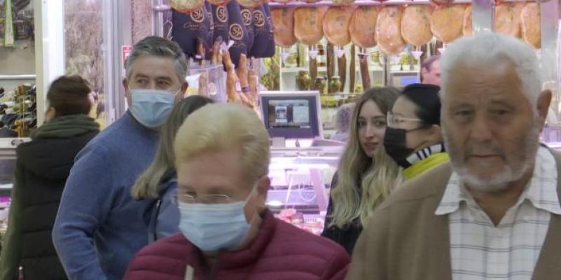 Españoles con mascarilla en interiores/ Europa Press Mascarilla en interiores
