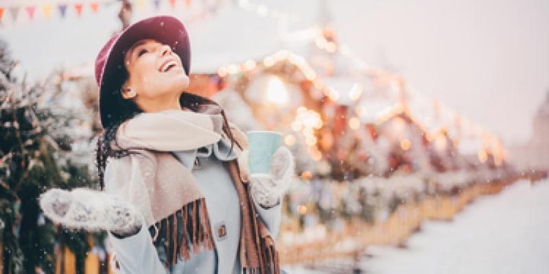 Imagen de una chica de vacaciones/envatoelements Vacaciones de Navidad de los españoles