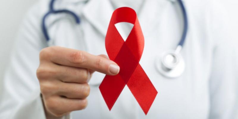 Imagen de Pixabay sobre el VIH Médico con un lazo rojo