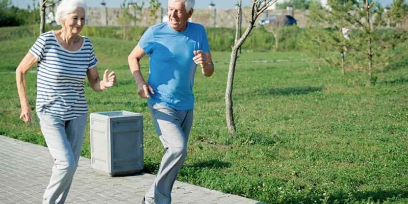Imagen de dos personas mayores haciendo ejercicio/La Vanguardia ¿Por qué la esperanza de vida es mayor en los hombres?