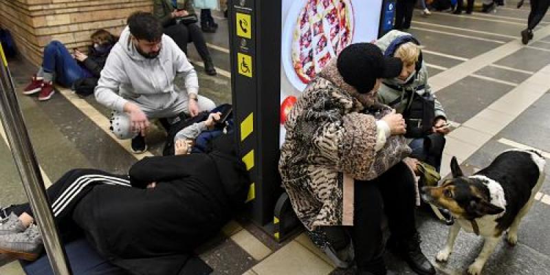 Imagen de ucranianos en una estación de metro/Republica Los ucranianos tratan de sobrevivir en las estaciones de metro