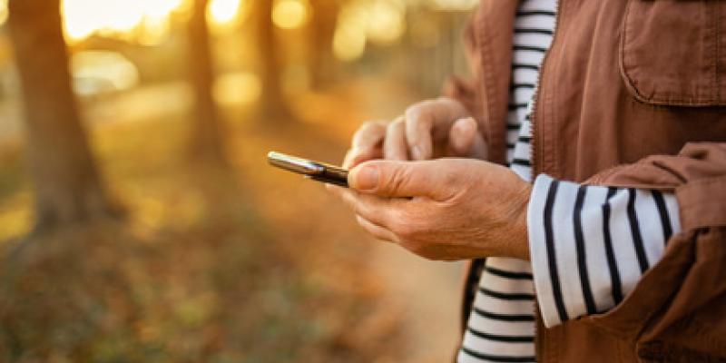 Imagen de una persona con un teléfono/envatoelements Estafas de inteligencia artificial con voces familiares