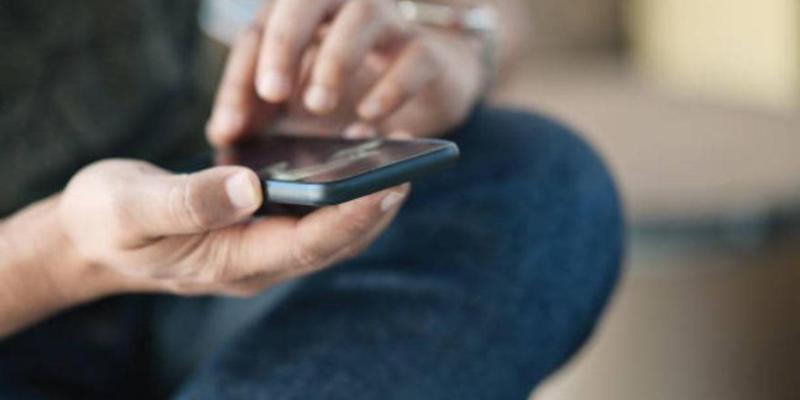 Mujer con un teléfono móvil