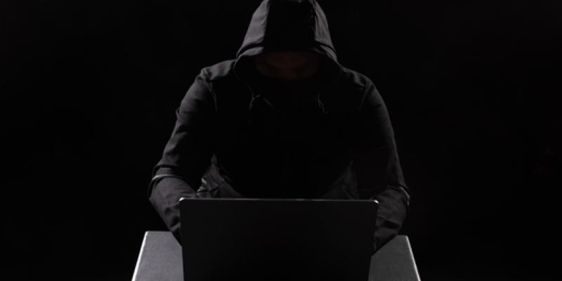 Imagen de un posible hacker/envatoelements Evita estafas online y de empleo