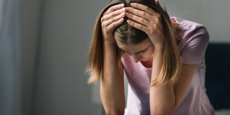 Imagen de una chica con depresión/NeuronUP Cómo estar bien psicológicamente