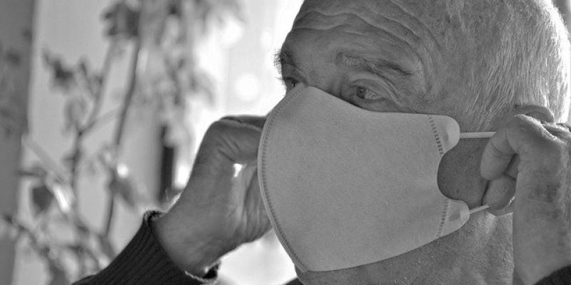 Persona mayor ajustándose una mascarilla / Pixabay