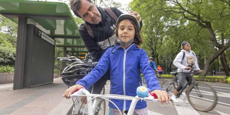 Imagen de un padre con su hija/ElMercurioDigital Un grupo de padres en México luchan por derribar los estereotipos y ser mejores padres