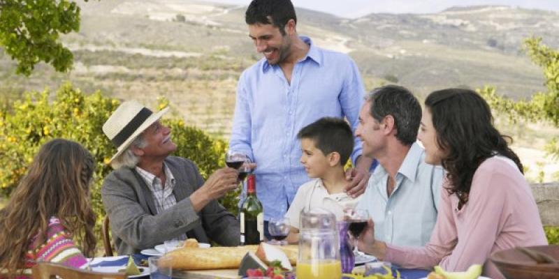 Familias y amigos con estilo de vida mediterráneo