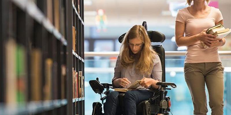 Imagen de una chica con discapacidad física/BJ Adaptaciones La Estrategia se centra en las personas con discapacidad