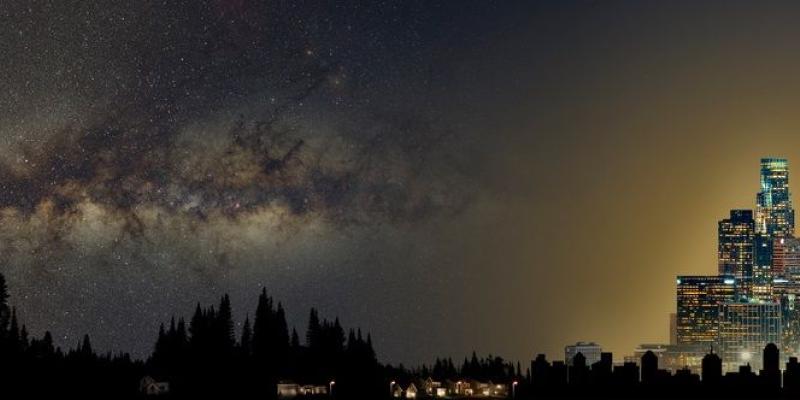 En la derecha, cielo bajo la contaminación lumínica, a la izquierda, cielo natural