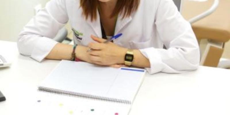 El estrés y el cerebro Doctora atendiendo a posible paciente con estrés