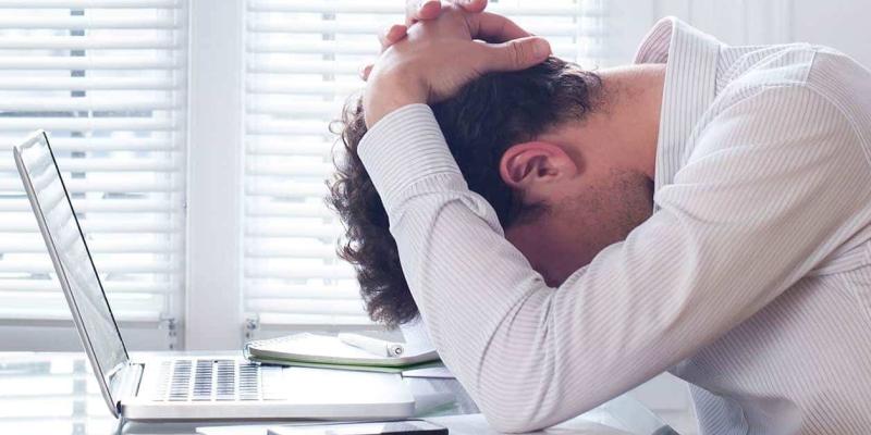 Imagen de un trabajador estresado/Debt.com El estrés financiero afecta a la mayoría de personas
