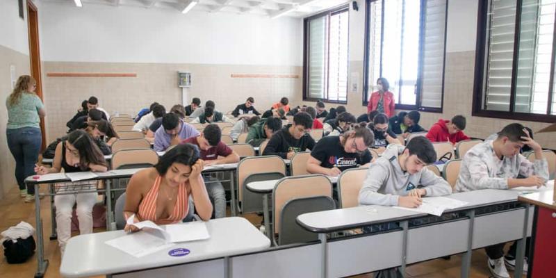 Imagen de varios estudiantes haciendo la Ebau/ULL Los estudiantes de Bachillerato y la Ebau 2024