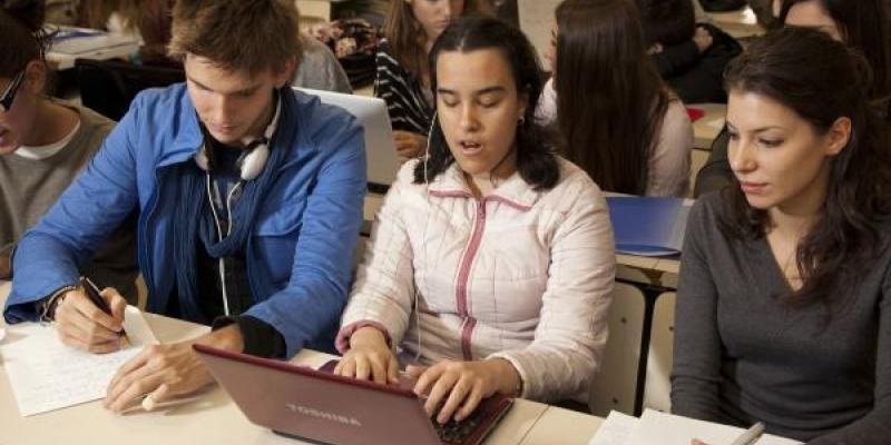 Alumnos con discapacidad visual en un examen |Foto de la ONCE Alumnos con discapacidad visual en un examen