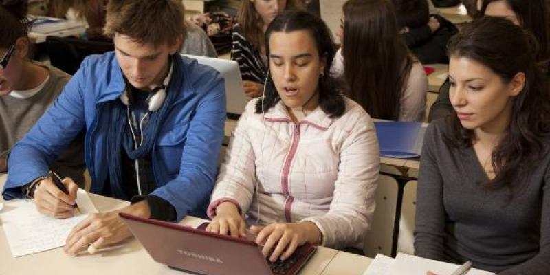 Alumnos con discapacidad visual en un examen 