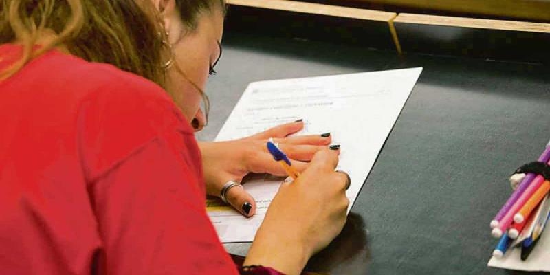 Imagen de una chica haciendo un examen/Atlántico Cuál es el mejor momento para hacer un examen