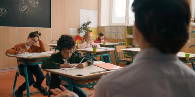 Apoyo educativo | Foto de 123RF/mayaporto Un grupo de alumnos en clase