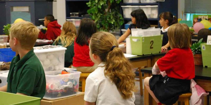 Imagen de varios niños en clase/Autismo Diario Los estudiantes con TEA se enfrentan a numerosos desafíos