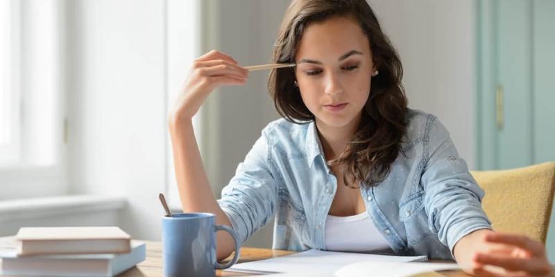 Imagen de una chica estudiando/EF English Life Aprende inglés con las becas del Ministerio