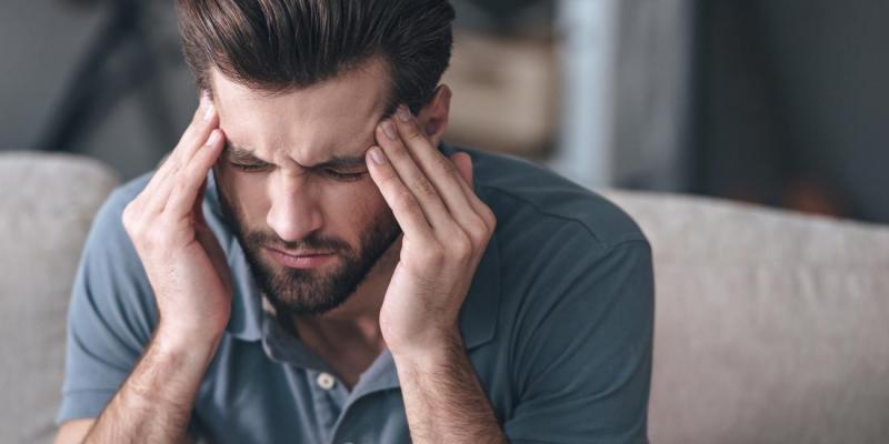 Imagen de un hombre con dolor de cabeza/Medical News Today La intensidad del dolor de cabeza puede avisarte de un ictus