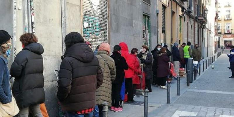 Imagen de personas haciendo cola para obtener alimentos/Mundo Geo Más de 6 millones de españoles sufren pobreza alimentaria