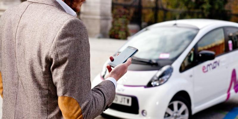 Aumenta la demanda del car sharing por una movilidad sostenible / La Vanguardia Un vehículo de car sharing está siendo solicitado desde un smartphone