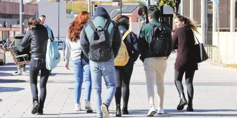 El 28 % de los jóvenes solo tiene estudios básicos