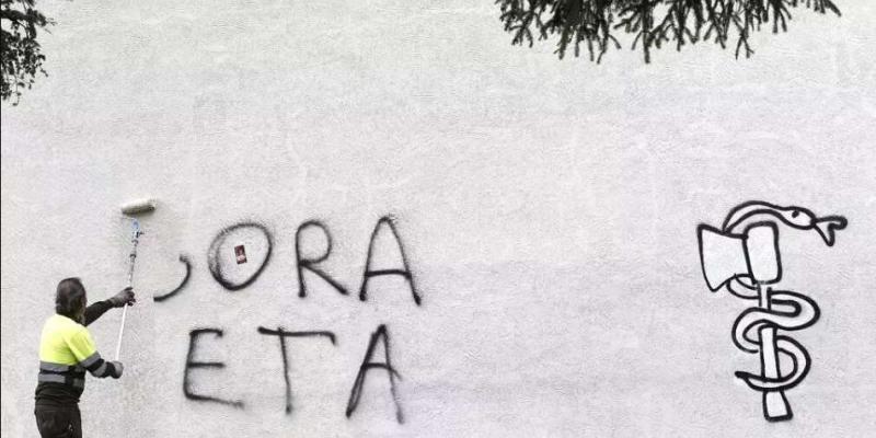 E.T.A. dejará de aparecer como grupo terrorista activo - EFE Un operario de limpieza pinta una pared donde pone "Gora ETA"