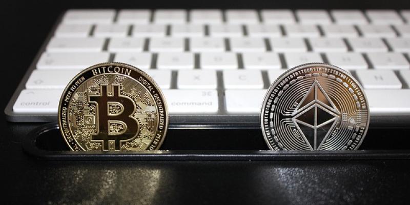 Ethereum y Bitcoin / Pixabay Monedas de Ethereum y Bitcoin