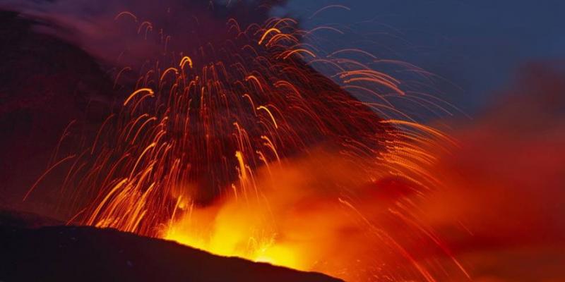 Volcan Etna en erupción desde ayer domingo