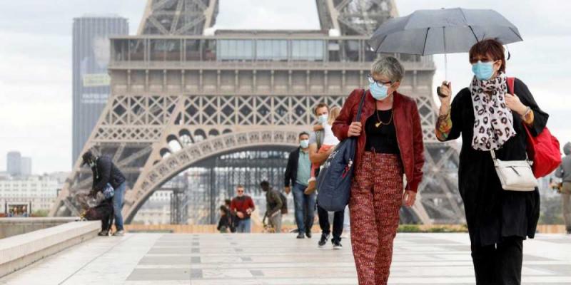 Dos personas paseando en París / RTVE