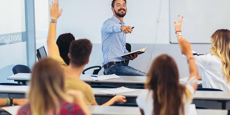 Así es el Plan de Evaluación para la Función Docente que lleva a cabo Asturias/ Magisnet Profesor dando clases