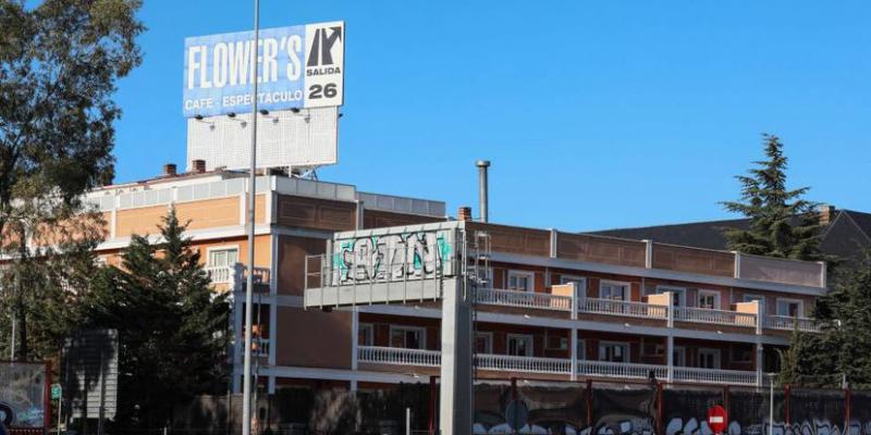 Evelin Rochel, la prostituta que demandó al Flower's La fachada del club de alterne Flower's, junto a la autovía A-6, a la altura de Las Rozas, en una imagen tomada el pasado diciembre. EL PAÍS / KIKE PARA