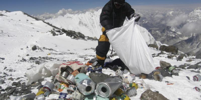 La nieve del Everest guarda toneladas de basura 