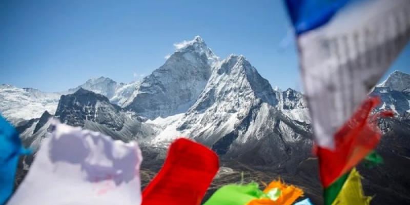 Banderines de oración ondean en la aldea de Dingboche, último campamento base de camino al Everest, en Nepal. EFE/Balazs Mohai Banderines de oración ondean en la aldea de Dingboche, último campamento base de camino al Everest, en Nepal.