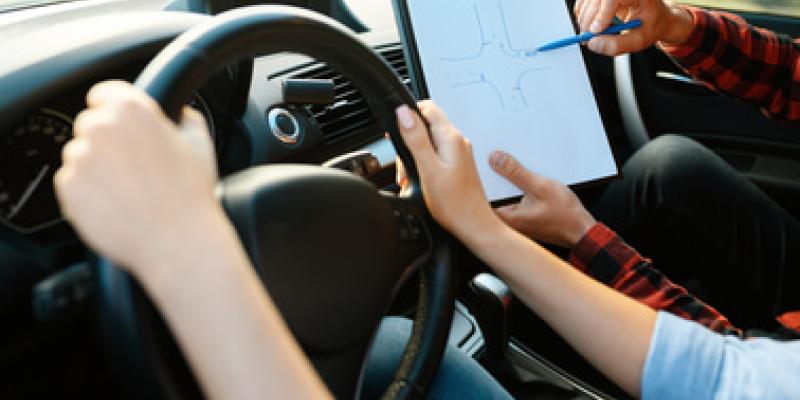 Imagen de una persona haciendo prácticas de coche/envatoelements Errores comunes en el examen práctico de conducir