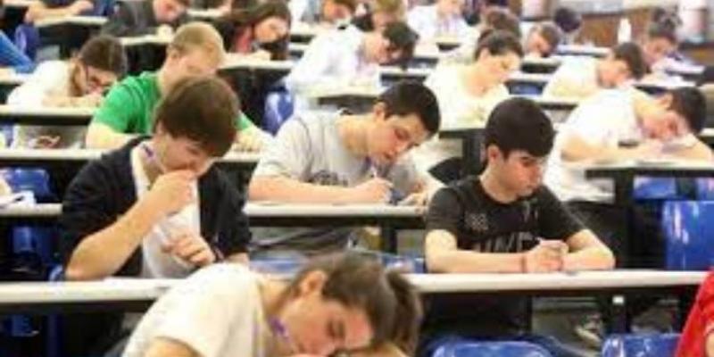 Estudiantes en examen de selectividad