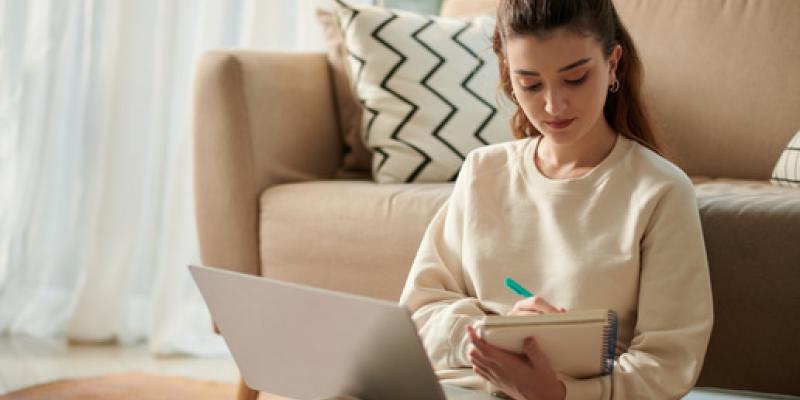 Imagen de una chica estudiando/envatoelements Tips para estudiar