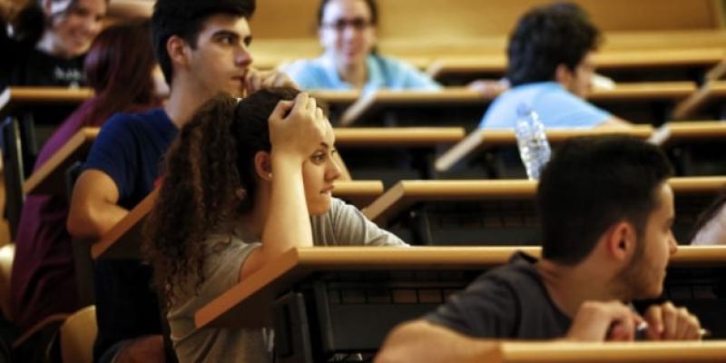 Imagen de universitarios durante un examen/Verne-El País El orden de los exámenes afecta negativamente a los universitarios