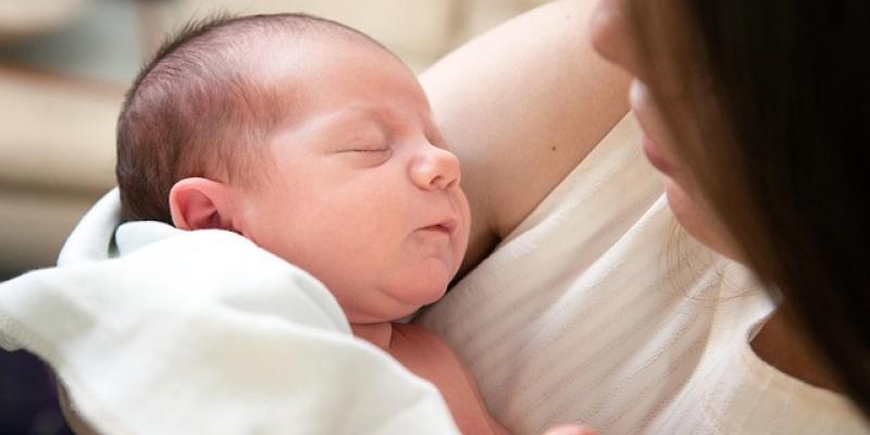 Excedencia hijo con discapacidad / Pixabay Madre con su bebé