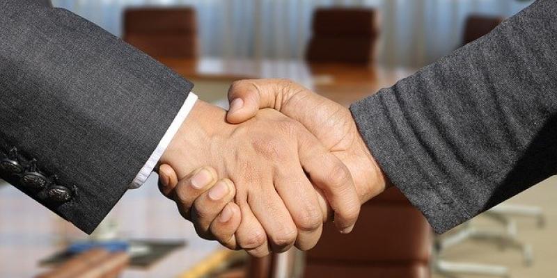 Acuerdo entre empresario y trabajador - Pixabay Apretón de manos indicando acuerdo