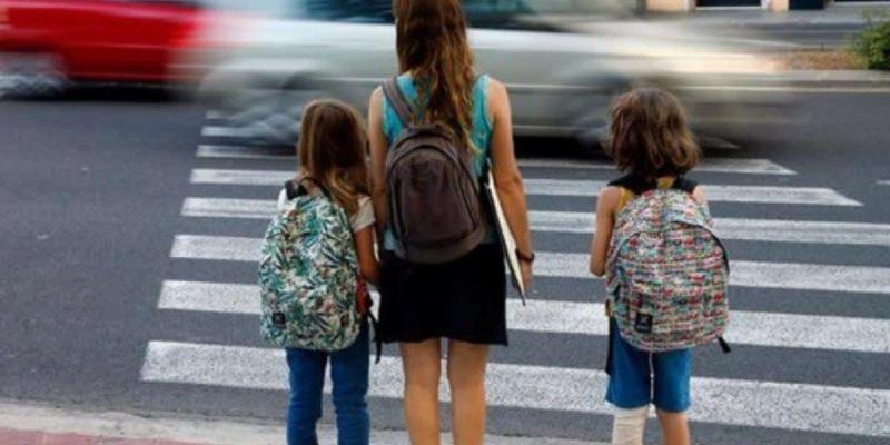 Imagen de una madre con sus hijos/El Periódico Extremadura Exclusión social y pobreza en Extremadura