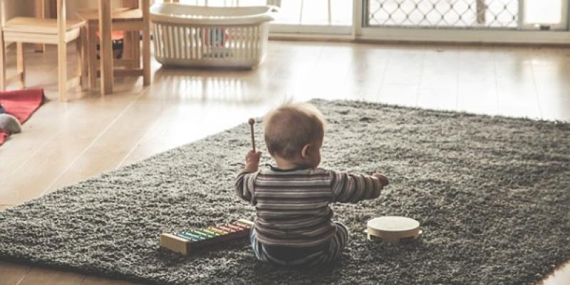 Niño en el suelo / Pixabay Niño tocando instrumentos