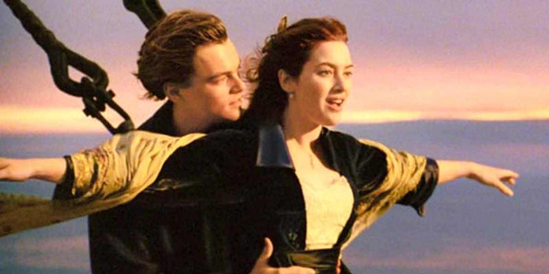 Leonardo DiCaprio y Kate Winslet en una de las escenas más icónicas de Titanic