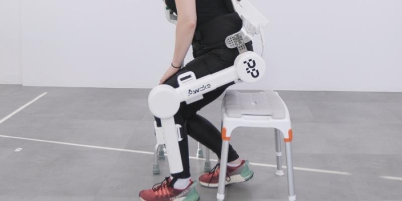 Un paciente utiliza el exoesqueleto robótico | Foto de Robopedics Un paciente utiliza el exoesqueleto robótico