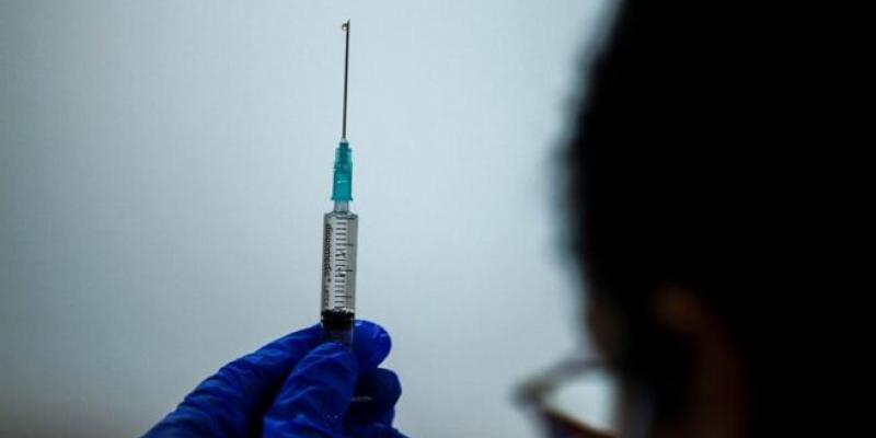 La próxima pandemia Un sanitario prepara una segunda dosis de la vacuna de Pfizer. EFE