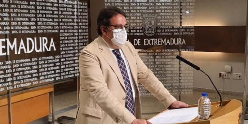 Extremadura segunda ola coronavirus: El consejero de Sanidad, José María Vergeles, este jueves en rueda de prensa.