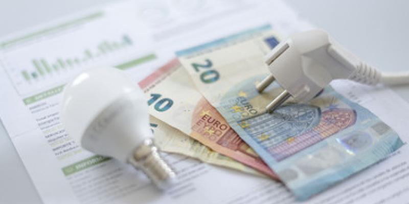 Imagen de dinero y una factura eléctrica/envatoelements La factura de la luz aumenta en Navidad