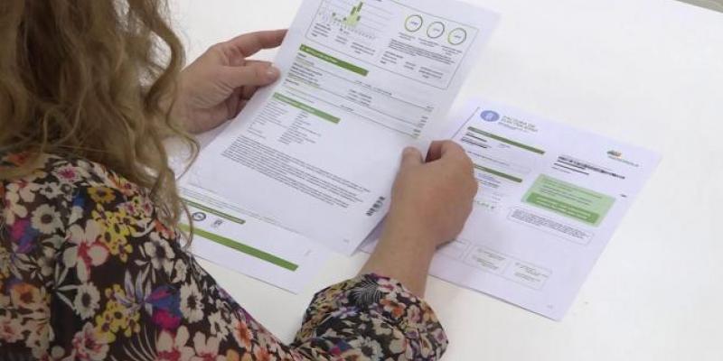 Mujer revisando su factura de la luz